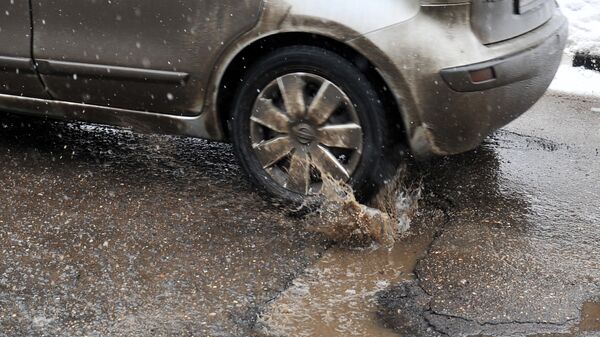 Автомобиль едет на мокрой дороге. Архивное фото - Sputnik Кыргызстан