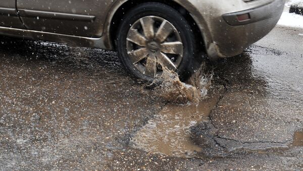 Автомобиль едет на мокрой дороге. Архивное фото - Sputnik Кыргызстан