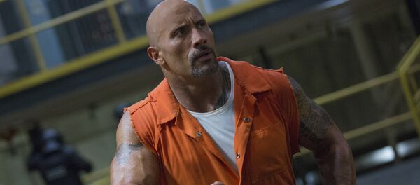 Актер Дуэйн Джонсон в роли Люка Хоббса в фильме Форсаж-8. Кадр из фильма - Sputnik Кыргызстан