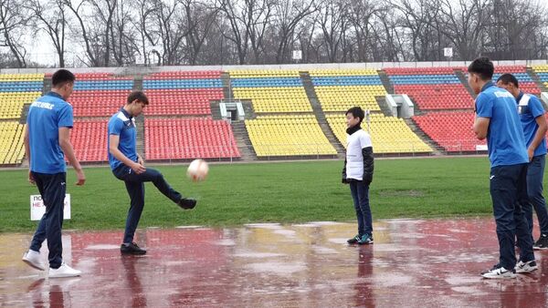 Участник шоу НТВ из Бишкека познакомился со сборной Кыргызстана по футболу - Sputnik Кыргызстан
