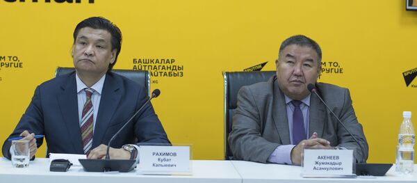 Доктор экономических наук Жумакадыр Акенеев (справа) и председатель комитета по промышленной политике Торгово-промышленной палаты КР Кубат Рахимов во время видеомоста на тему Саммит ЕАЭС в Бишкеке — прогнозы и ожидания в мультимедийном центре Sputnik Кыргызстан - Sputnik Кыргызстан