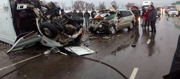 Бишкек — Нарын — Торугарт унаа жолунун 97-чакырымында үч унаа кагышып алты адам каза болду - Sputnik Кыргызстан