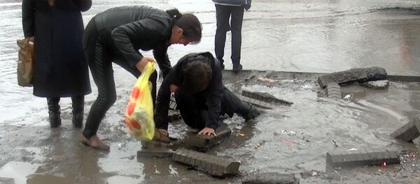 Зловещая ловушка — яма с водой в Бишкеке стала бедой для горожан - Sputnik Кыргызстан