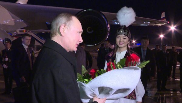 Путина в Кыргызстане встретила девушка с цветами - Sputnik Кыргызстан