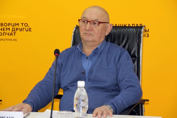 Начальник отдела производства муниципального предприятия Бишкекасфальтсервис Жумакадыр Алымбаев Начальник отдела производства муниципального предприятия Бишкекасфальтсервис Жумакадыр Алымбаев - Sputnik Кыргызстан