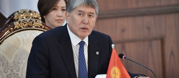 Президент Алмазбек Атамбаевдин архивдик сүрөтү - Sputnik Кыргызстан
