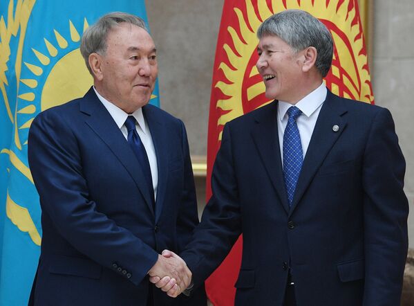 Заседание проходило в государственной резиденции Ала-Арча. Атамбаев встречал всех высокопоставленных гостей у входа в зал заседаний - Sputnik Кыргызстан