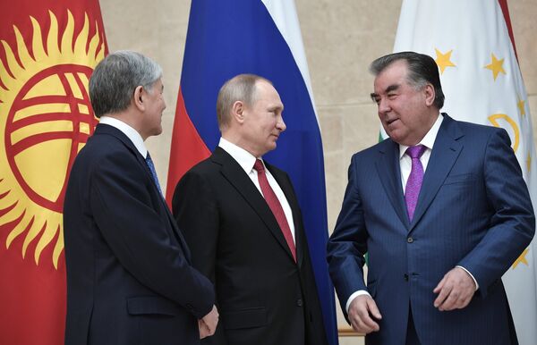 После совместного фотографирования лидеры трех государств обменялись приветствиями - Sputnik Кыргызстан