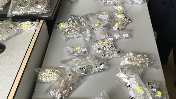 Серебряные ювелирные изделия изъятые у кыргызстанца в международном аэропорту Манас - Sputnik Кыргызстан