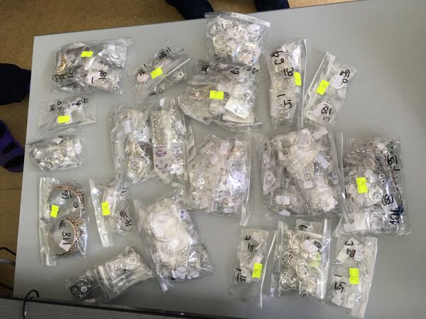 Серебряные ювелирные изделия изъятые у кыргызстанца в международном аэропорту Манас - Sputnik Кыргызстан