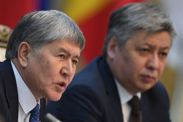 Президент Алмазбек Атамбаев призвал уделять внимание решению внутренних проблем ЕАЭС. Его поддержал Александр Лукашенко - Sputnik Кыргызстан