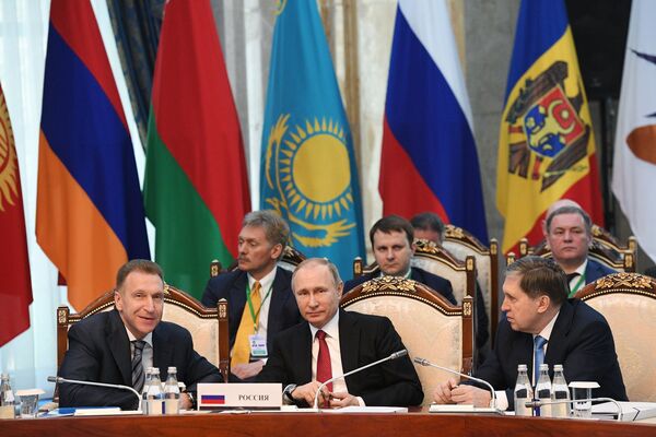 Президент России Владимир Путин на заседании заявил, что ЕАЭС стал подушкой безопасности для стран-участниц - Sputnik Кыргызстан