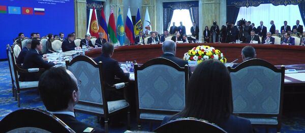 Атамбаев призвал меньше депортировать кыргызстанцев из ЕАЭС - Sputnik Кыргызстан