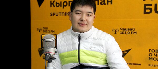 Чүй облусунун Күнтуу айылдык кеңештин депутаты, тиш доктур Адилет Канымбеков маек учурунда - Sputnik Кыргызстан