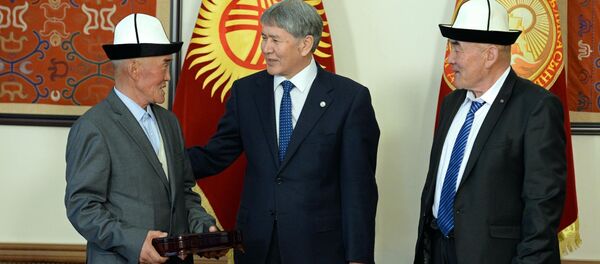 Президент Алмазбек Атамбаев вручил высшую степень отличия “Кыргыз Республикасынын Баатыры”, присвоенную манасчи Жусупу Мамаю, его сыновьям – Абдыгазы Мамаю и Мукаш Мамаю - Sputnik Кыргызстан