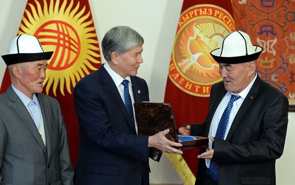 В своей речи Атамбаев отметил, что имя Жусупа Мамая золотыми буквами вписано в историю кыргызского народа и сохранению памяти о нем уделяется особое внимание. - Sputnik Кыргызстан