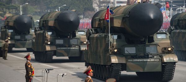 Пхеньян шаарында Түндүк Корея мамлекетин негиздеген Ким Ир Сендин 105 жылдыгына карата аскер парады Пхеньян шаарында Түндүк Корея мамлекетин негиздеген Ким Ир Сендин 105 жылдыгына карата аскер парады - Sputnik Кыргызстан