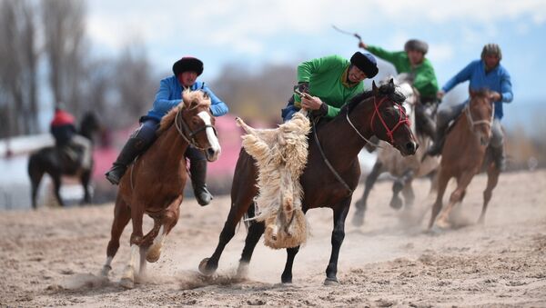 Спортсмены на соревнованиях по кок бору. Архивное фото - Sputnik Кыргызстан