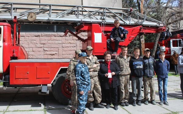 Министерство чрезвычайных ситуаций (МЧС) КР ознакомило бишкекских школьников с работой спасателей - Sputnik Кыргызстан