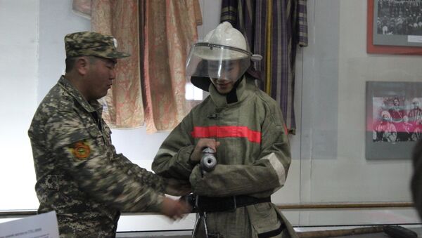 Министерство чрезвычайных ситуаций (МЧС) КР ознакомило бишкекских школьников с работой спасателей - Sputnik Кыргызстан