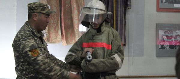 Министерство чрезвычайных ситуаций (МЧС) КР ознакомило бишкекских школьников с работой спасателей Министерство чрезвычайных ситуаций (МЧС) КР ознакомило бишкекских школьников с работой спасателей - Sputnik Кыргызстан
