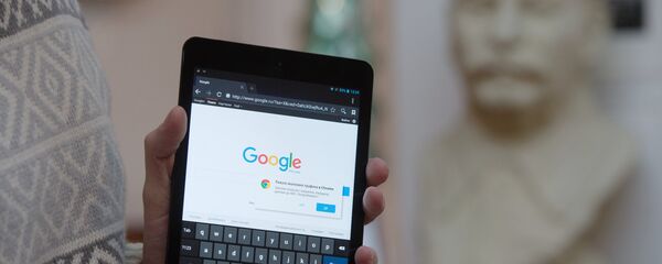 Планшет экранында ачылган Google сайты. Архив - Sputnik Кыргызстан