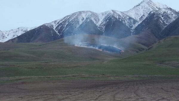 На холме близ Бишкека (айыльный округ Арашан) начался пожар — горит сухотравие - Sputnik Кыргызстан