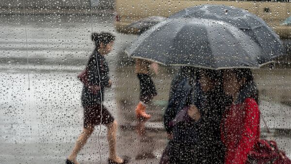 Прохожие во время дождя. Архивное фото - Sputnik Кыргызстан