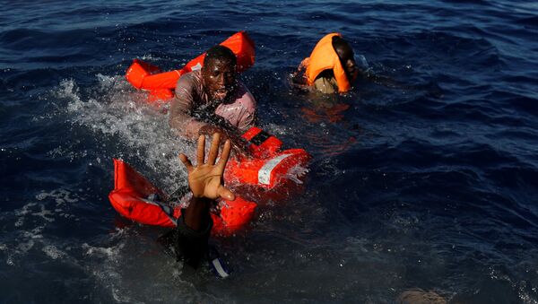 Спасательная операция, затонувшего судна мигрантов из стран Африки у берегов Ливии - Sputnik Кыргызстан