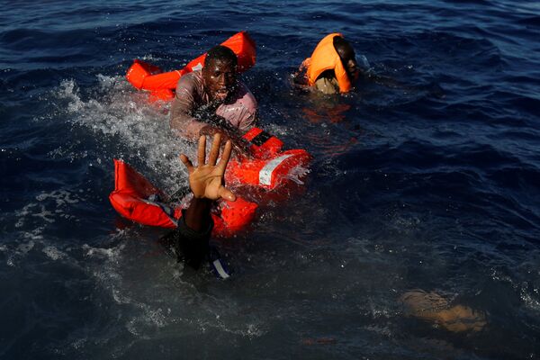 Спасательная операция, затонувшего судна мигрантов из стран Африки у берегов Ливии - Sputnik Кыргызстан