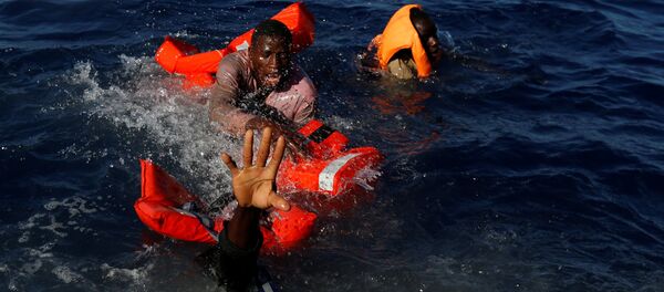 Спасательная операция, затонувшего судна мигрантов из стран Африки у берегов Ливии - Sputnik Кыргызстан