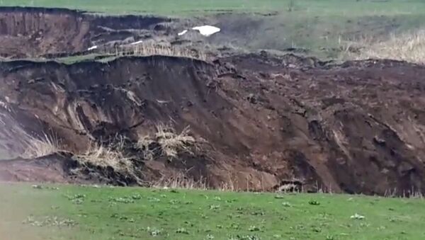 Өзгөн: 5 үйдү басып калган жер көчкүнүн сүрүлүп жаткандагы видеосу - Sputnik Кыргызстан