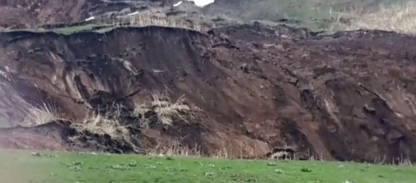 Өзгөн: 5 үйдү басып калган жер көчкүнүн сүрүлүп жаткандагы видеосу Өзгөн: 5 үйдү басып калган жер көчкүнүн сүрүлүп жаткандагы видеосу - Sputnik Кыргызстан