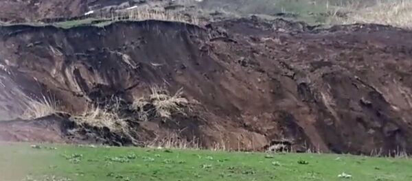 Кач! — страшное видео схода оползня в Узгене - Sputnik Кыргызстан