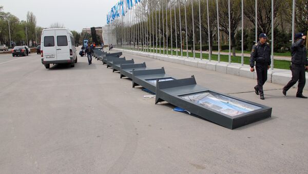 Ветер повалил стенды фотовыставки на площади Ала-Тоо - Sputnik Кыргызстан