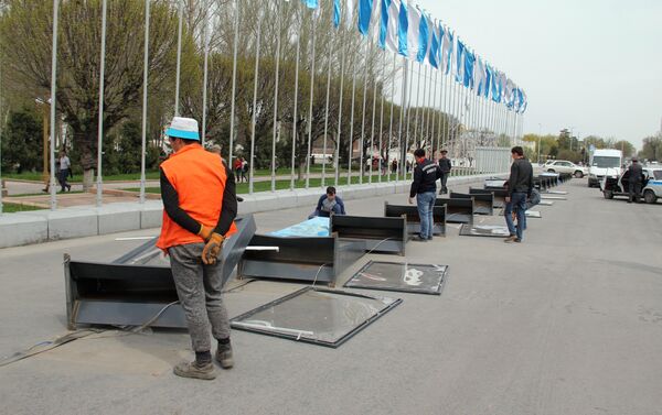 На площади Ала-Тоо в центре Бишкека сильный ветер снес и повредил 22 тематических стенда. - Sputnik Кыргызстан