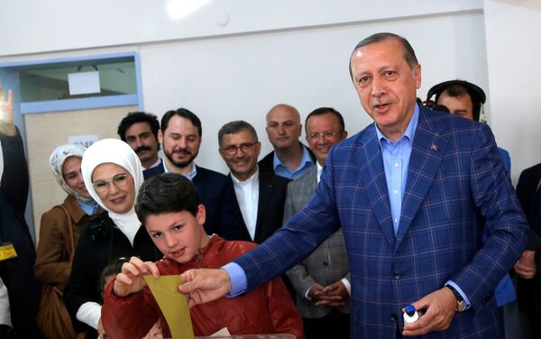 Президент Турции Тайип Эрдоган голосует на избирательном участке в Стамбуле во время референдума - Sputnik Кыргызстан
