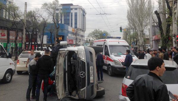 Бишкек шаарында жүргүнчү ташыган маршрутка жол кырсыгына кабылып, оодарылып калган - Sputnik Кыргызстан