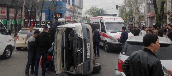 На пересечении улиц Байтик баатыра и Горького микроавтобус столкнулся с легковой машиной - Sputnik Кыргызстан