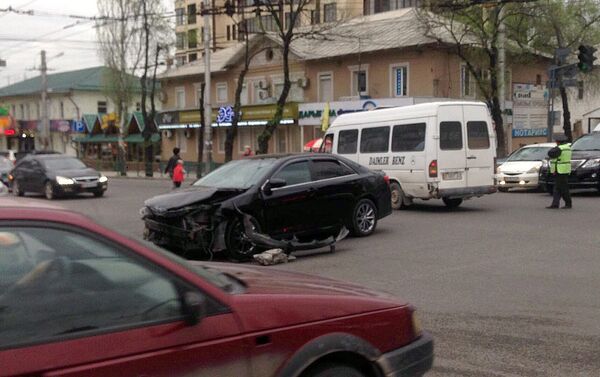 Маршрутка столкнулась с другой машиной. В микроавтобусе, по словам очевидцев, было около 15 человек - Sputnik Кыргызстан