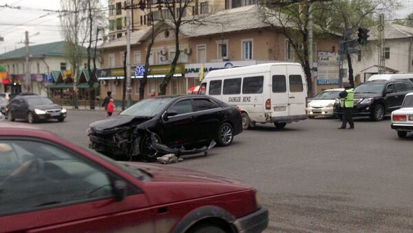 Столкновение микроавтобуса с легковой машиной на улице Байтик баатыра в Бишкеке - Sputnik Кыргызстан