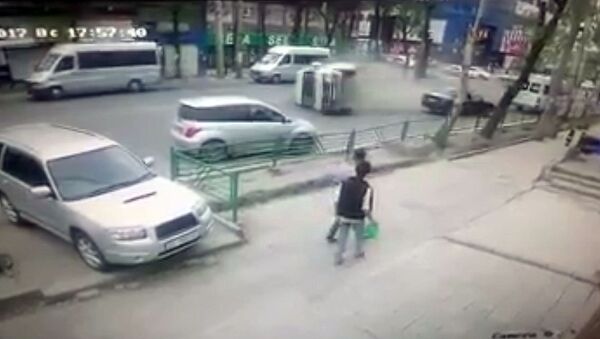 Появилось видео момента аварии с маршруткой в центре Бишкека - Sputnik Кыргызстан