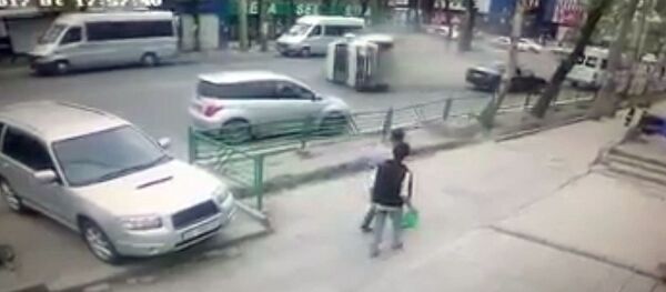 Появилось видео момента аварии с маршруткой в центре Бишкека - Sputnik Кыргызстан