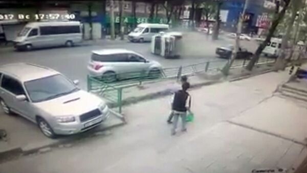 Бишкекте жеңил унаа менен кагышып, капталы менен сүрүлүп кеткен маршрутканын видеосу - Sputnik Кыргызстан