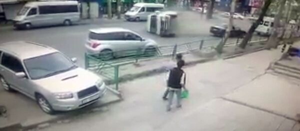 Бишкекте жеңил унаа менен кагышып, капталы менен сүрүлүп кеткен маршрутканын видеосу - Sputnik Кыргызстан