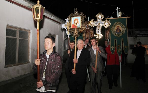 В ночь с 15 на 16 апреля в храме архистратига Михаила в Оше прошло праздничное ночное богослужение - Sputnik Кыргызстан