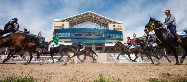 Конноспортивные состязания на ипподроме в Чолпон-Ате Конноспортивные состязания на ипподроме в Чолпон-Ате - Sputnik Кыргызстан