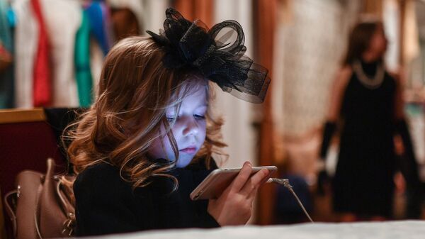 Телефон ойноп отурган кыз. Архив - Sputnik Кыргызстан