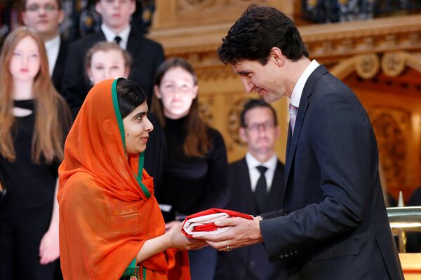 Нобель сыйлыгынын ээси Малала Юсуфзай Канаданын ардактуу атуулу болду. Өлкөнүн премьер‐министри Жастин Трюдо Оттавада ага улуттук желекти тапшырды - Sputnik Кыргызстан