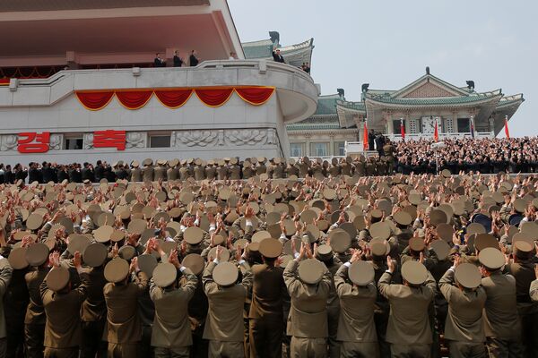 Офицерлер Түндүк Кореянын негиздөөчүсү Ким Ир Сендин 105 жылдык салтанаты учурунда азыркы башчы Ким Чен Ын менен учурашып жатат - Sputnik Кыргызстан